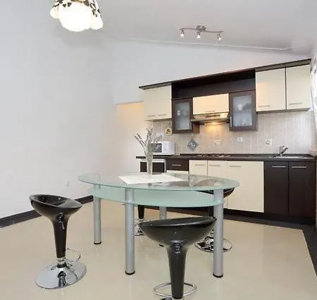 Ferienapartment Mit Balkon Fuer Fuenf Personen