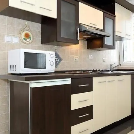 Ferienapartment Mit Balkon Fuer Fuenf Personen 아파트 고르니 카린