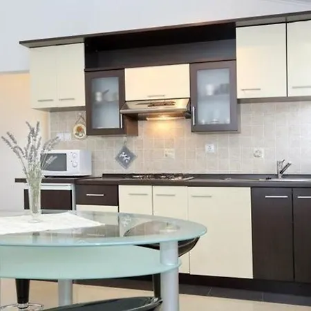 Ferienapartment Mit Balkon Fuer Fuenf Personen 아파트 고르니 카린