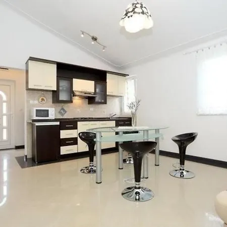 아파트 Ferienapartment Mit Balkon Fuer Fuenf Personen 고르니 카린