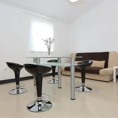 Ferienapartment Mit Balkon Fuer Fuenf Personen 아파트 고르니 카린
